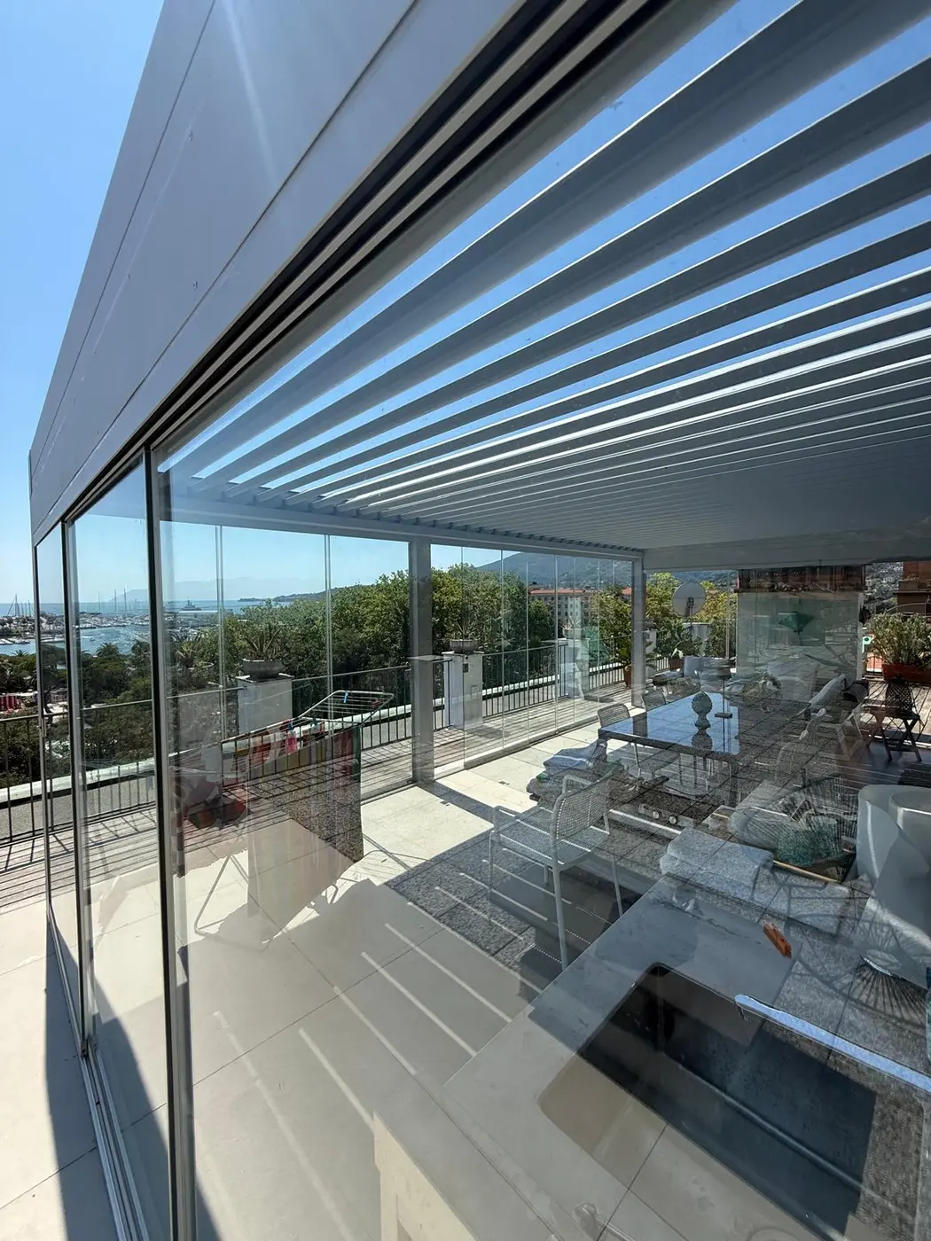 Pergola bioclimatica realizzata da Sole ed Ombra