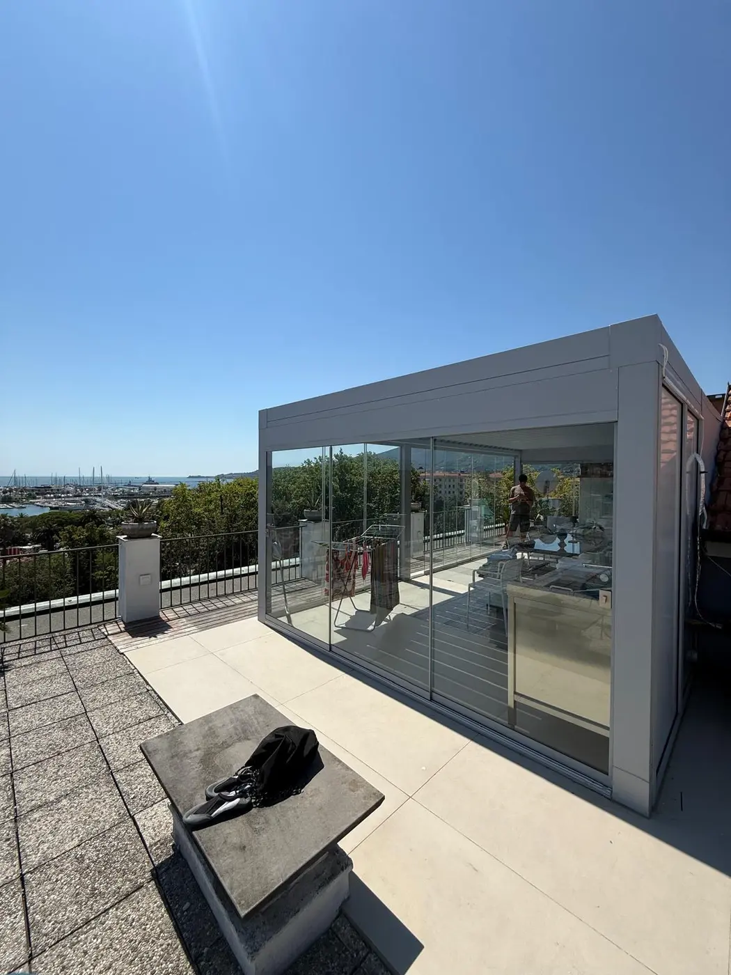 Pergola moderna chiusa da vetrate su una terrazza