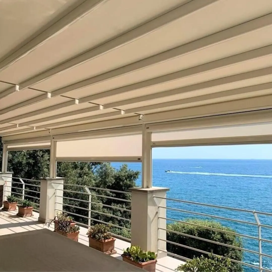 Copertura in telo installata su una terrazza vista mare