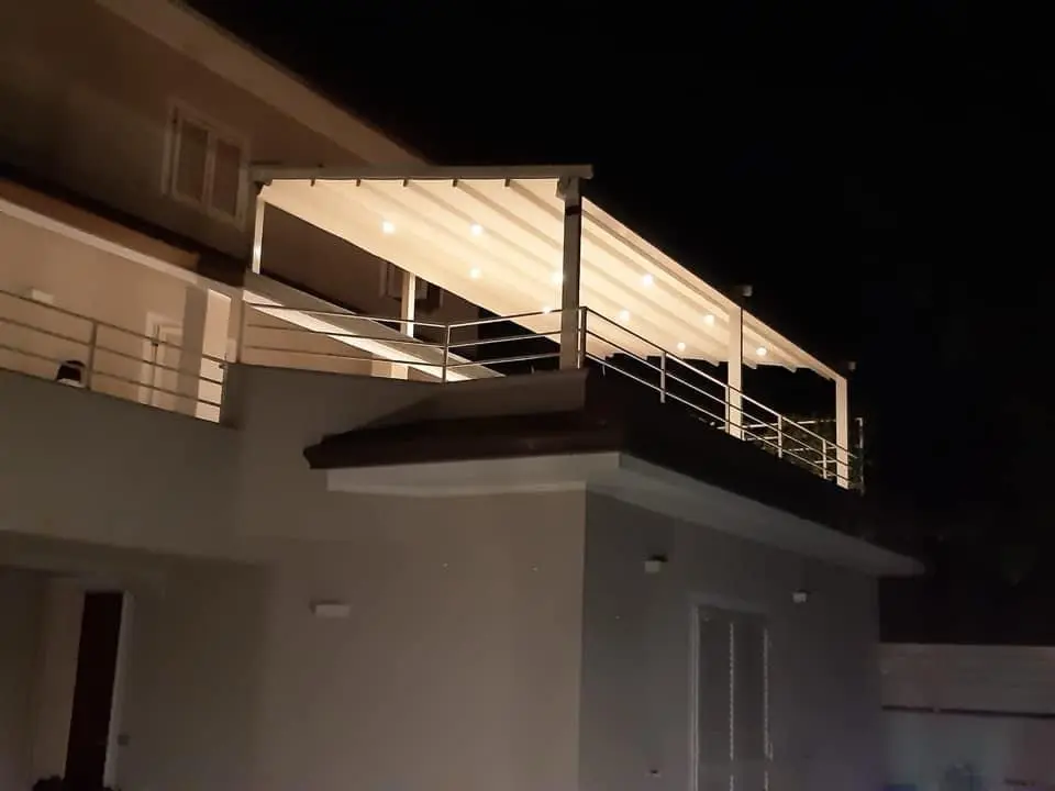 Copertura per terrazza con illuminazione integrata di sera