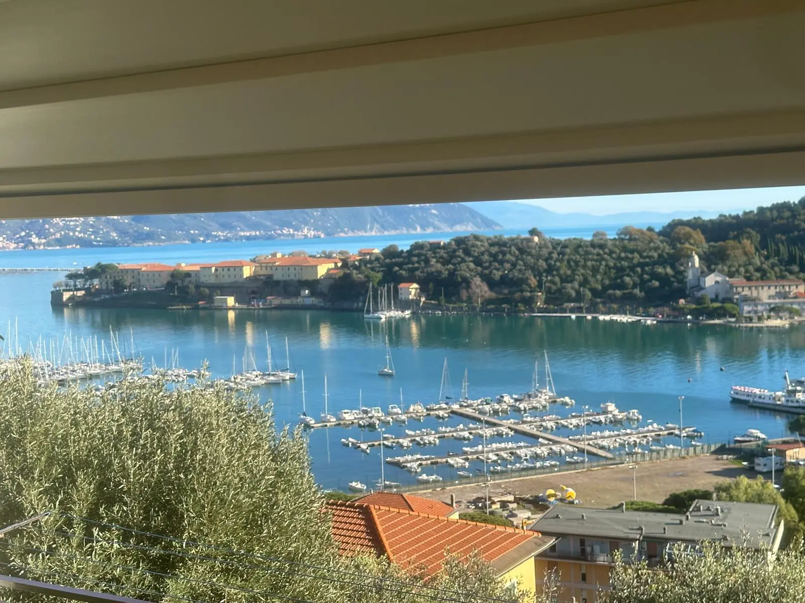 Tenda da sole affacciata sul mare