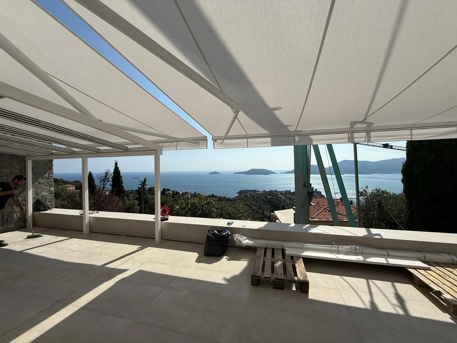 Copertura retrattile installata su una grande terrazza