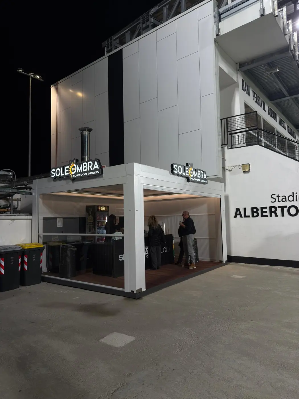 Pergola illuminata installata presso un'attività commerciale